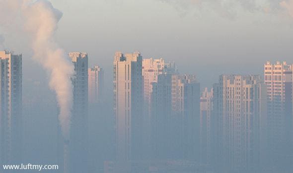 Car air purifier equipped with PM2.5 sensor to improve in-car air quality during smoggy days