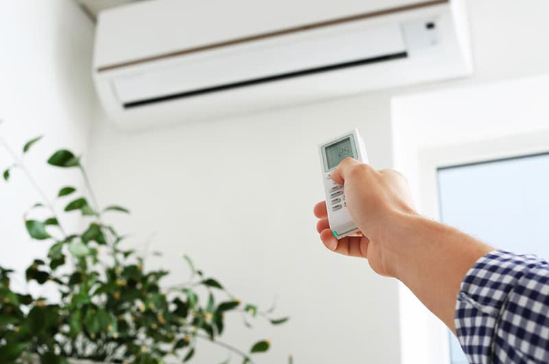 How do air conditioners with purification functions purify the air?