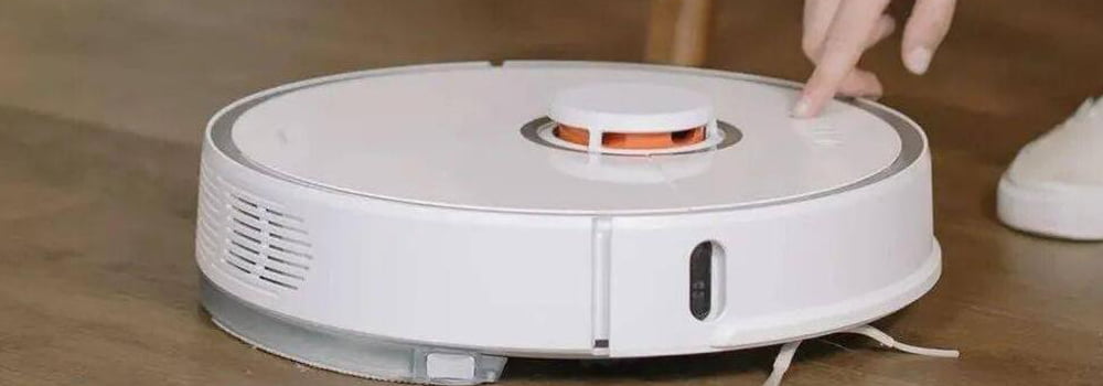 What is the difference between a robot vacuum cleaner with and without a dust sensor?